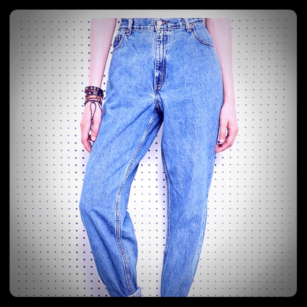 -- Vintage 550 high waisted Levi  straight mom jeans